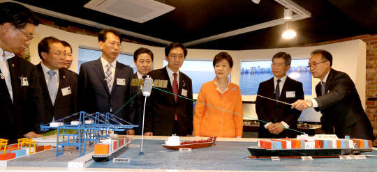 박근혜 대통령과 최길선 현대중공업 회장(오른쪽 두번째), 김기현 울산시장(네번째), 유기준 해양수산부 장관(다섯번째) 등 참석자들이 15일 울산대학교에 있는 울산창조경제혁신센터에서 신현수 현대중공업 중앙기술원장으로부터 조선해양플랜트에 대해 설명을 듣고 있다.  연합뉴스